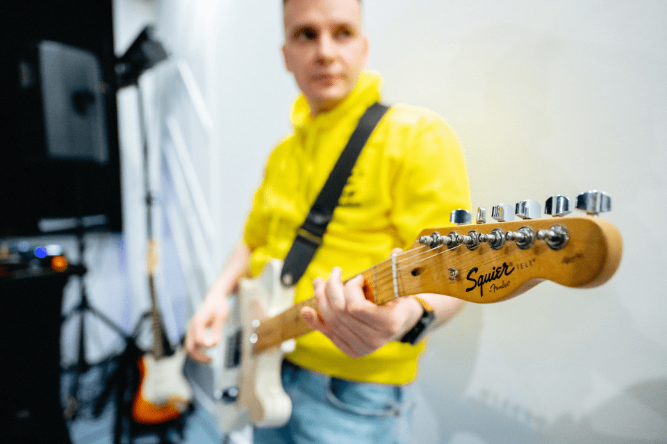 Artem @lu4nik Sylchuk plaing guitar